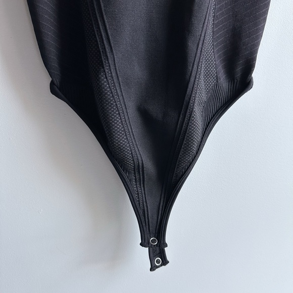 The Giving Movement / Tonal Scoop-Neck SMLS100© Bodysuit in Black / Size Medium - Picture 5 of 6